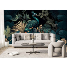 Fotobehang met pauw en tropische bladeren in een moderne woonkamer met warme verlichting.