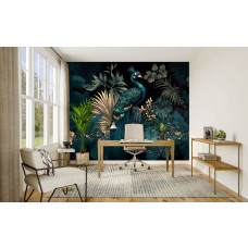 Fotobehang met pauw en tropische bladeren als statement wand in een modern kantoor.