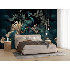 Fotobehang met pauw en tropische bladeren in een sfeervolle slaapkamer met warme tinten.