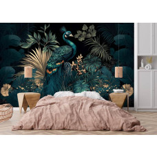 Fotobehang Pauw in Mystieke Tropische Sfeer achter het bed in een luxe slaapkamer met donkere accenten.