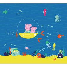 Fotobehang met Peppa Pig en George die varen in hun onderzeeėr diep onder water, omringd door kleurrijke vissen en zeedieren.