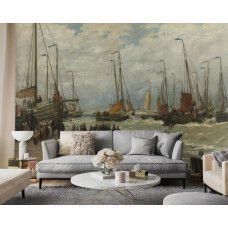 Fotobehang Pinken in de branding met een schilderij van Hendrik Willem Mesdag; vissersboten op het strand van Scheveningen, ankers in het zand en vrouwen die verse vis verhandelen, getoond in de woonkamer.