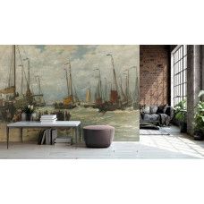 Een woonkamer met fotobehang Pinken in de branding met een schilderij van Hendrik Willem Mesdag; vissersboten op het strand van Scheveningen, ankers in het zand en vrouwen die verse vis verhandelen.