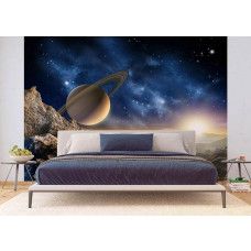 Een fotobehang van een planeet en sterren in de ruimte, het heelal met Jupiter in een slaapkamer.