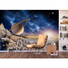 Een fotobehang van een planeet en sterren in de ruimte, het heelal met Jupiter in een woonkamer met vliesbehang.