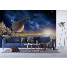 Een fotobehang van een planeet en sterren in de ruimte, het heelal met Jupiter in een woonkamer.