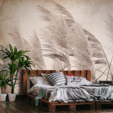 Fotobehang met gedetailleerde pluimen in een vintage stijl. Dit fotobehang creëert een rustige en elegante ambiance in een slaapkamer.