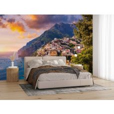 Fotobehang Positano bij zonsondergang met uitzicht over zee en bergdorp in een landelijke slaapkamer.