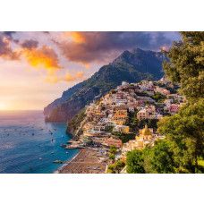 Fotobehang Positano bij zonsondergang met uitzicht op kleurrijke huizen en Middellandse Zee.