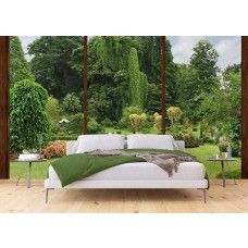 Een fotobehang met een raamzicht op een botanische tuin, gevuld met groen en tropische planten, dat een rustige en luxe uitstraling heeft in een slaapkamer.