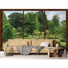 Een fotobehang met een raamzicht op een botanische tuin, waarin tropische planten en bloemen het uitzicht domineren, dat een frisse uitstraling geeft aan een woonkamer.