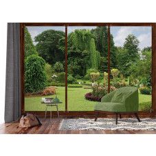 Een fotobehang met een raamzicht op een botanische tuin, waar weelderig groen en kleurrijke planten het uitzicht vullen in een stijlvolle woonkamer.