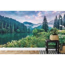 Een fotobehang met het Red Lake in Roemeniė met omliggende bossen en bergen, afgebeeld in een slaapkamer.