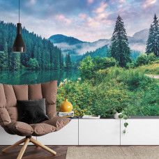 Een fotobehang met het Red Lake en een berglandschap, afgebeeld in een woonkamer.