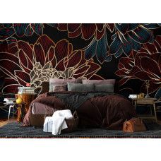 Een fotobehang met een rijke compositie in de slaapkamer, waarin de diepe bordeauxkleur en verfijnde gouden details van de bloem een rustgevende en chique sfeer brengen.