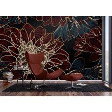 Een fotobehang met een rijke compositie in een moderne woonkamer, waarbij de grote bloem in diepe roodtinten met gouden accenten een stijlvol en indrukwekkend effect geeft.