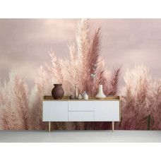 Fotobehang romantisch pampasgras in een woonkamer met roze tinten en sierlijke pluimen.