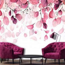 Fotobehang met sierlijke roze aquarelbladeren aan de muur van een elegante woonkamer.