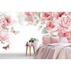 Fotobehang roze bloemen met vlinders in een slaapkamer, waar de zachte tinten een romantische en dromerige sfeer creëren.