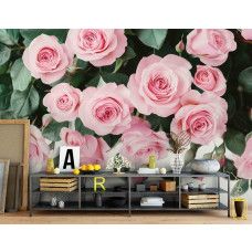 Fotobehang roze rozen in woonkamer met zachte bloementinten en rustige uitstraling.