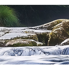 Fotobehang met rustgevende waterval en groen bos in zachte lichtinval, ingezoomd.