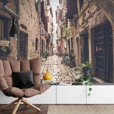 Een fotobehang met een sfeervolle Toscaanse straat met middeleeuwse architectuur.