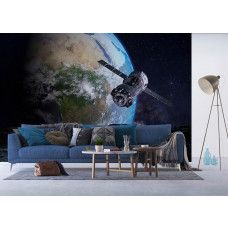 Een fotobehang van een satelliet in de ruimte met de aarde op de achtergrond, ideaal voor een futuristische uitstraling in een woonkamer.
