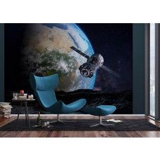 Een fotobehang van een satelliet in de ruimte met de aarde zichtbaar, dat een kosmisch en modern gevoel toevoegt aan de woonkamer.