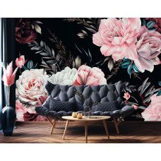 Een landelijke woonkamer met een fotobehang met schilderachtige bloemen op een zwarte achtergrond.