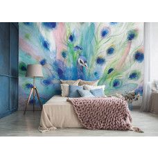 Fotobehang met een pauw en kleurrijke veren in een schilderachtige weergave. Perfect voor een rustgevende en stijlvolle sfeer in een slaapkamer.