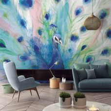 Fotobehang met een sierlijke pauw met gedetailleerde veren in een schilderachtige stijl. Dit fotobehang geeft een unieke en elegante uitstraling aan een woonkamer.