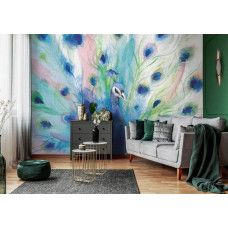 Fotobehang met een sierlijke pauw in zachte tinten en een elegante uitstraling. Dit fotobehang creëert een serene ambiance in een woonkamer.