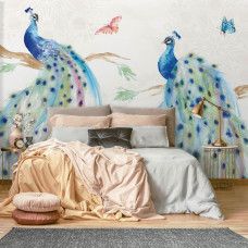 Fotobehang met schilderachtige pauwen en kleurrijke veren. Perfect voor een rustgevende en stijlvolle sfeer in een slaapkamer.