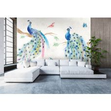 Fotobehang met sierlijke pauwen in zachte tinten en gedetailleerde veren. Dit fotobehang creëert een serene ambiance in een woonkamer.