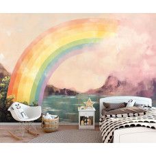 Fotobehang met regenboog en pastelkleurige wolken in een speelse kinderkamer.