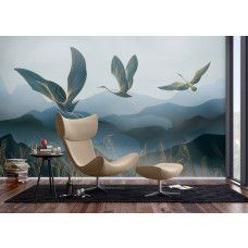 Een fotobehang met sierlijke gouden kraanvogels in een moderne woonkamer, waarbij de combinatie van goudkleurige vogels en zachte tinten een chique en tijdloze uitstraling geeft.