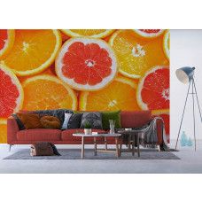 Een fotobehang van sinaasappels schijven fruit in een woonkamer met vliesbehang.