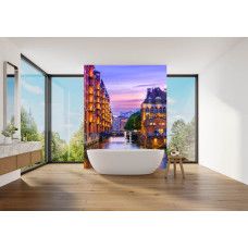 Fotobehang Speicherstadt Hamburg bij Avondlicht in de badkamer met sfeervol water en zachte lichtreflecties.