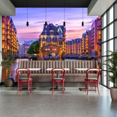 Fotobehang Speicherstadt Hamburg bij Avondlicht in het restaurant met indrukwekkend perspectief en historisch karakter.