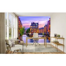 Fotobehang Speicherstadt Hamburg bij Avondlicht in het kantoor met strak stadsbeeld en professionele uitstraling.
