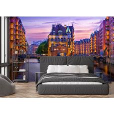 Fotobehang Speicherstadt Hamburg bij Avondlicht in de slaapkamer met zacht gekleurde lucht en stedelijke rust.