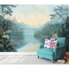 Fotobehang van een spiegelend meer in tropisch oerwoud in een stijlvol ingericht kantoor.