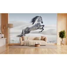 Fotobehang met een steigerend wit paard in de woestijn als blikvanger in de woonkamer.