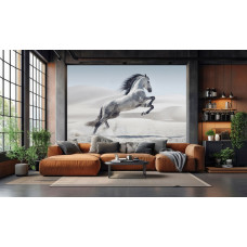 Fotobehang paard in zandlandschap zichtbaar in een ruime woonkamer met neutrale kleuren.