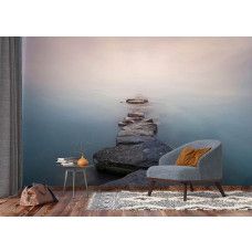 Een fotobehang van een stenen pad in het water in een bedrijfsruimte.