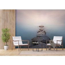 Een fotobehang van een stenen pad in het water met rotsen in een woonkamer.