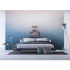 Een fotobehang van een stenen pad in het water in een slaapkamer.