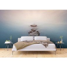 Een fotobehang van een stenen pad in het water in een slaapkamer met vliesbehang.