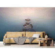 Een fotobehang van een stenen pad in het water in een woonkamer met vliesbehang.