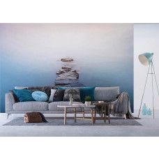 Een fotobehang van een stenen pad in het water in een woonkamer.